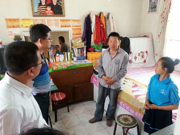 赛汗街道人大工委组织人大代表慰问社区困难儿童家庭