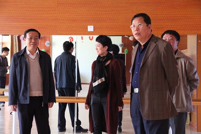 ���˴�ί������������׶�԰������������Ӳ�