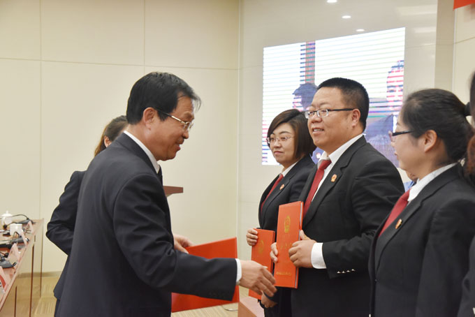 区人大召开十六届人大常委会第三十七次会议