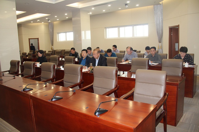 区人大机关组织全体干部职工学习传达“两会”精神