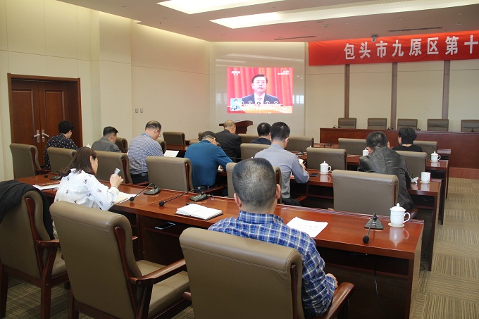 区人大机关组织全体干部职工学习传达“两会”精神