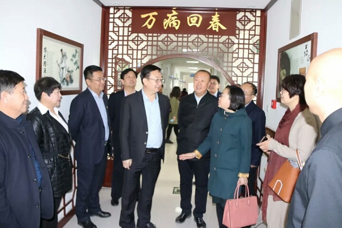 区人大常委会调研全区医技队伍建设情况