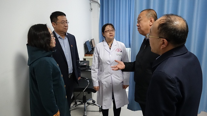 区人大常委会调研全区医技队伍建设情况